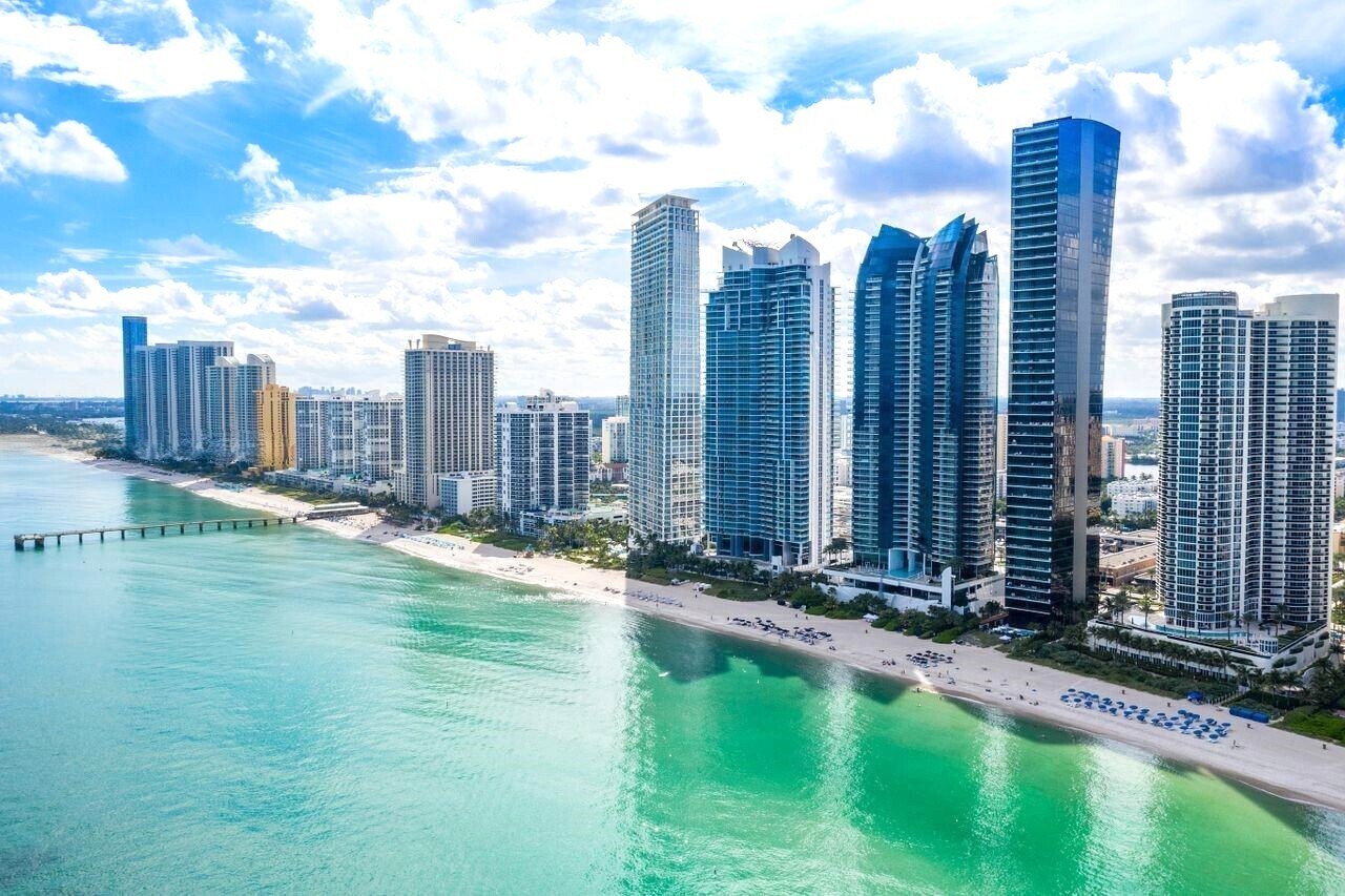 Building Photo - 17121 Collins Ave