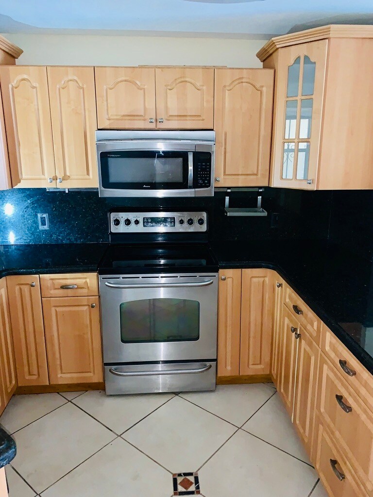 Building Photo - 1750 W 46th St