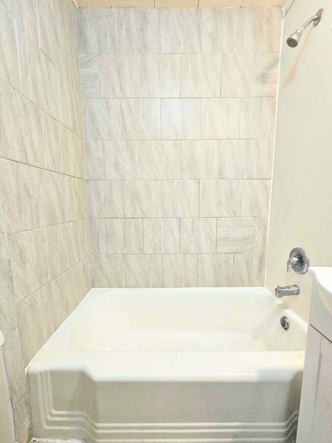 Building Photo - Beautiful 2 Bedroom 1 Bath