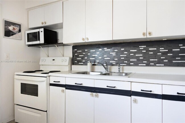 Building Photo - 2200 Calais Dr