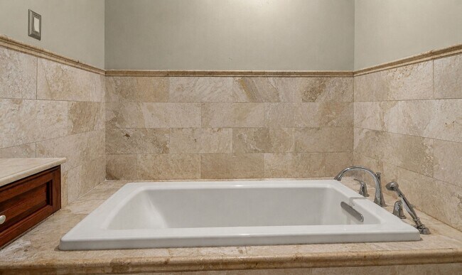 Building Photo - 2852 Charlemagne Dr