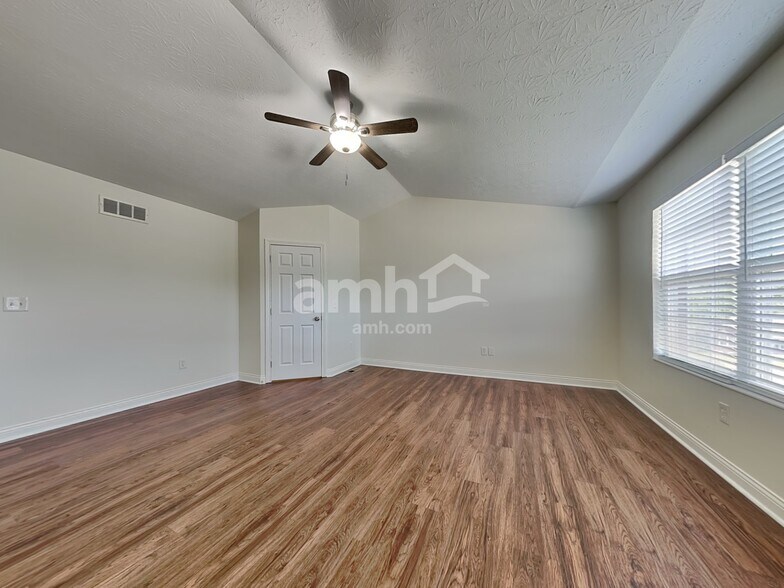 Building Photo - 10425 Sharpsburg Dr