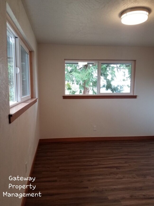 Building Photo - 3 Bedroom in town with a view!