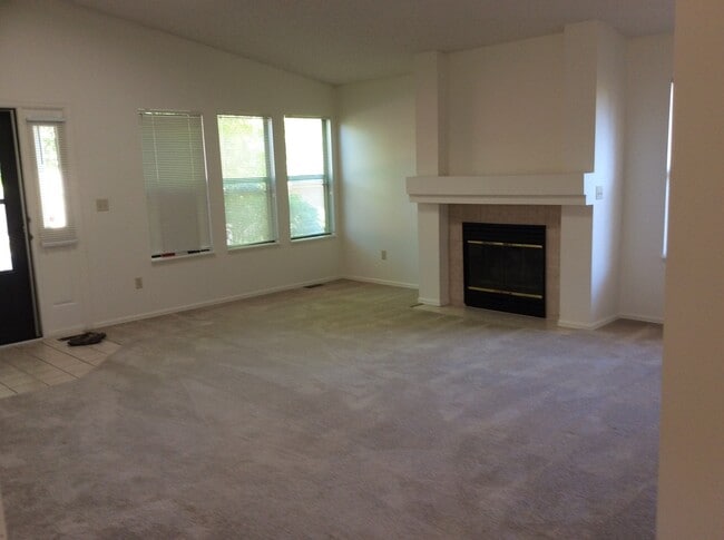 Building Photo - Beautiful Home in Brookdale Skyline Community!