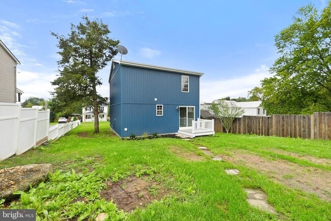 Building Photo - 558 Branch St