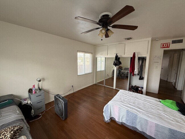 Building Photo - 5223-5225 E Falls View Dr