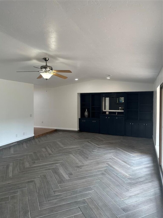 Building Photo - 1318 Alviola Ave