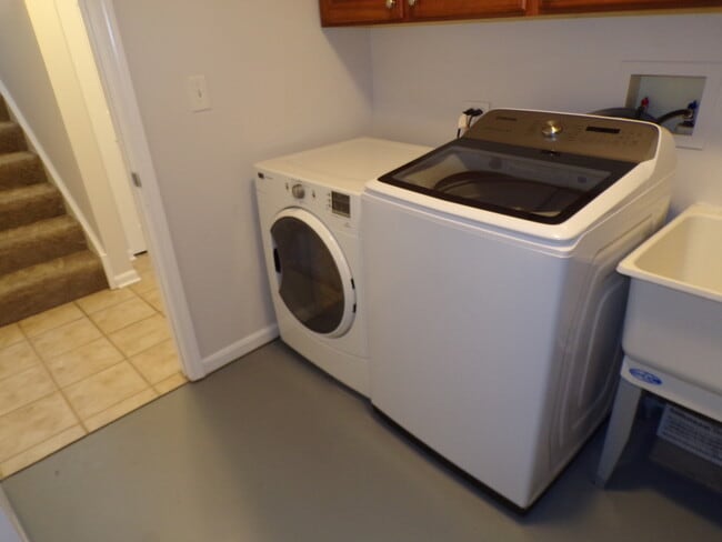 Building Photo - 583 S Parkside Dr