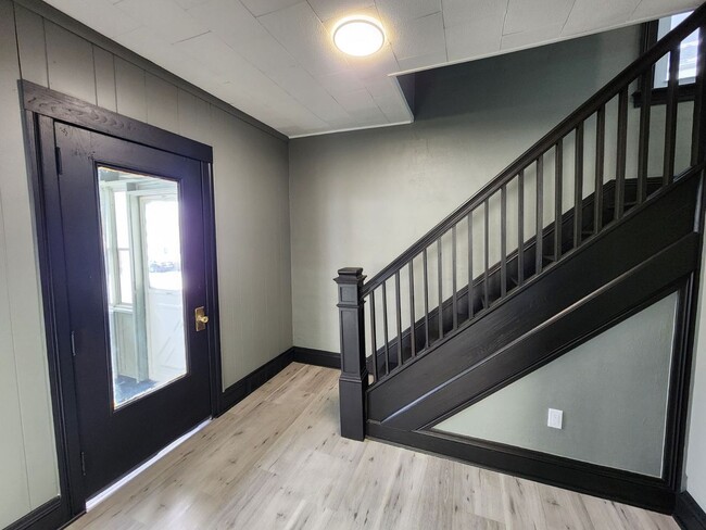 Building Photo - 3 Bedroom/ 1 Bathroom Single Family Home!