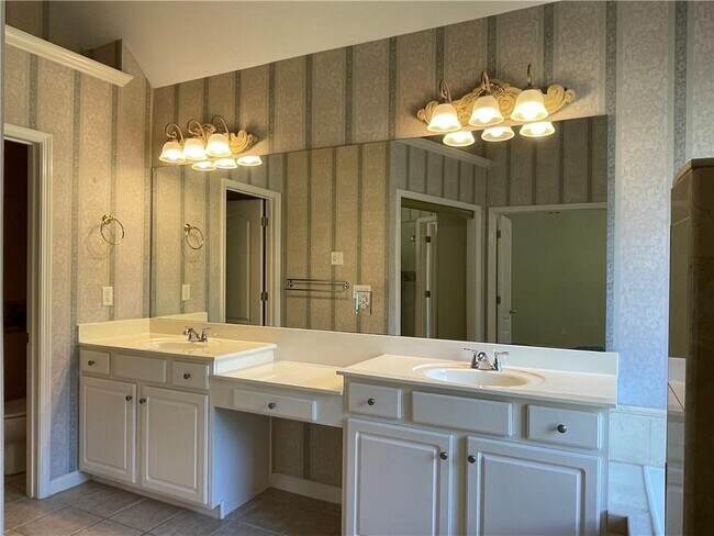 Building Photo - 245 Gladeside Path