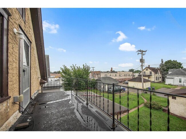 Building Photo - 804 Hawthorne Ave E