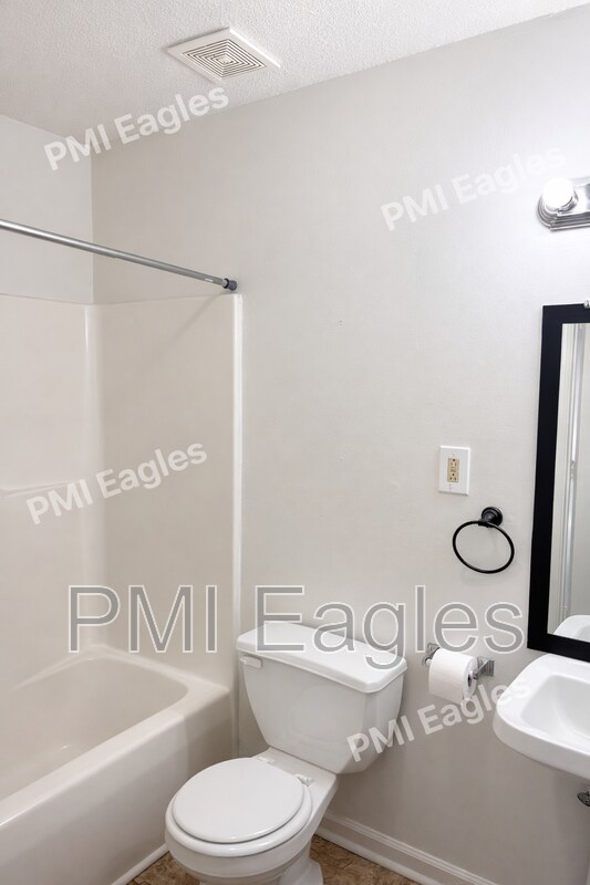 Building Photo - 1004 Bush Ave