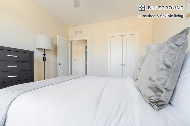 Building Photo - 1501 W Howard Ln