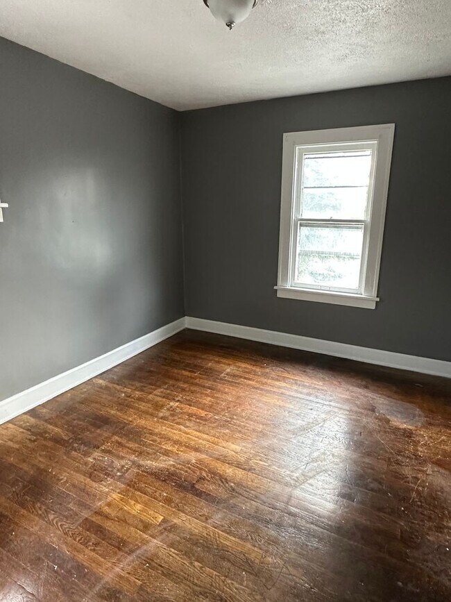 Building Photo - 3bd Single Collinwood Cash Pay