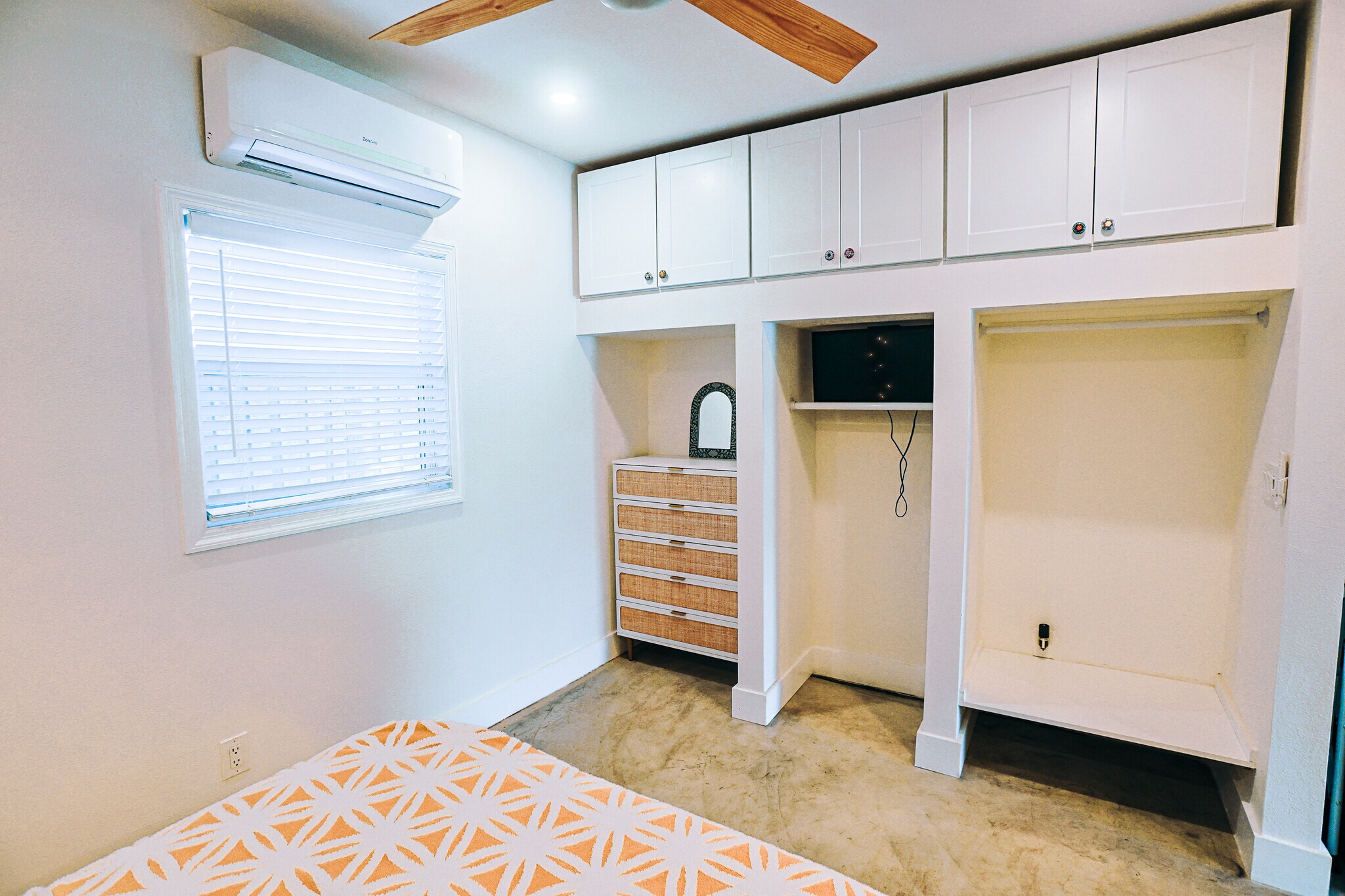 Building Photo - 6007 N Orange Blossom Ave