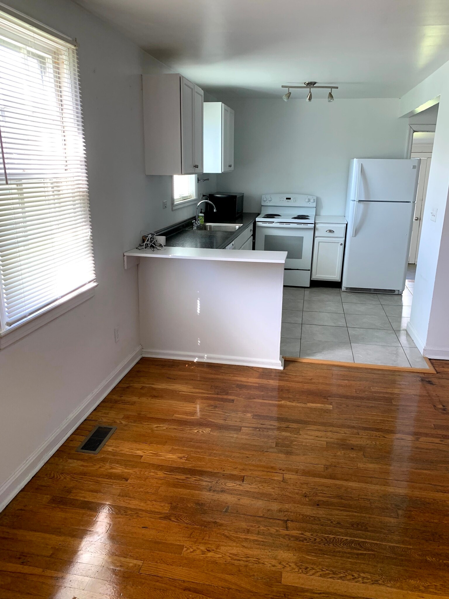 Building Photo - 195 Clearview Dr