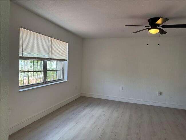 Building Photo - West 81st Place, Hialeah, FL 33014 - 4 BR 2.5 BA townhouse