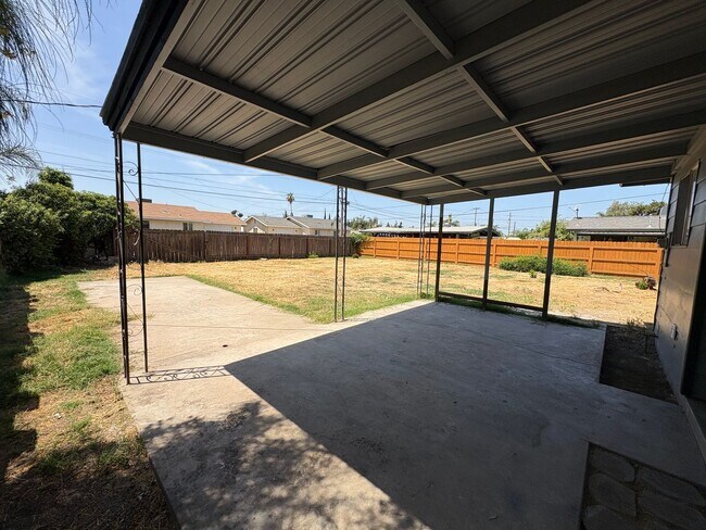 Building Photo - Updated Interior home in Dinuba near Shopp...