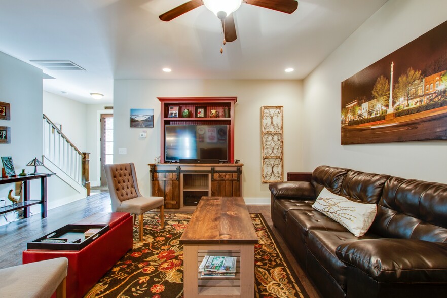 living room on main level - 1632 Shadow Green Dr
