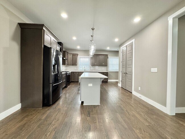 Building Photo - 3 Bed, 3.5 Bath Home w/ 2 Car Garage and Lake Views