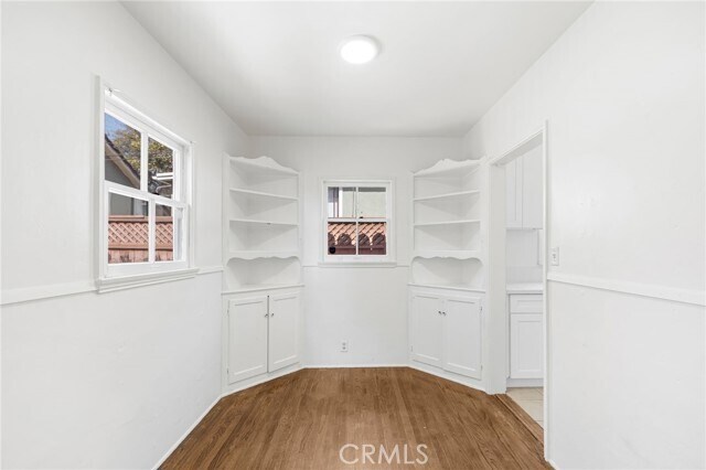 Building Photo - 1367 N Mentor Ave