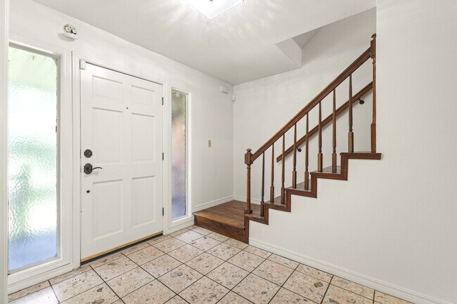 Building Photo - 2825 Inwood Ln