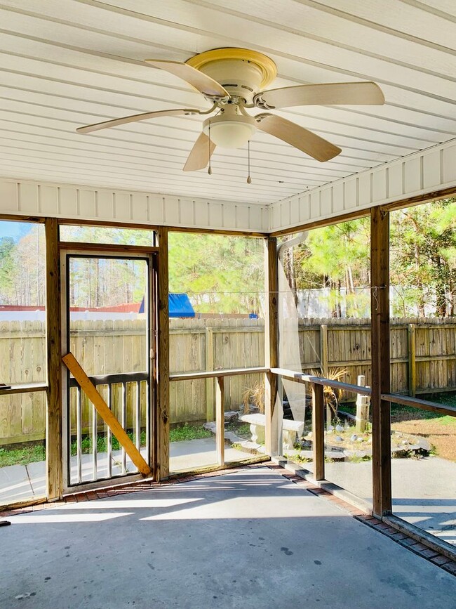 Building Photo - Spacious 3 BR House w/ Fenced Backyard and...