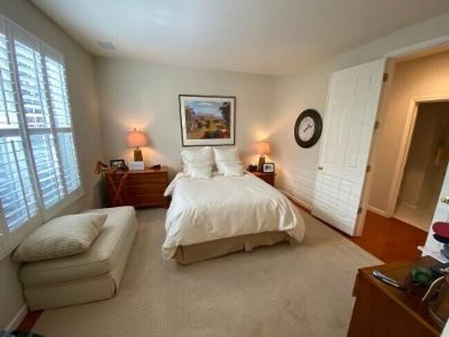 Building Photo - 3 Bed 3.5 Bath + Loft, In Downtown Danvill...