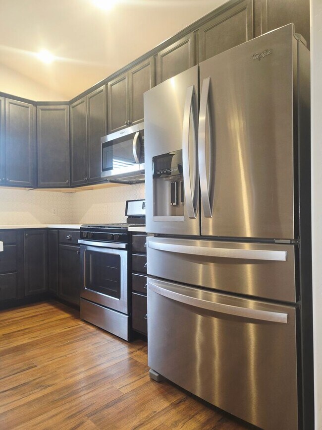 Building Photo - 585 Ravenna Ct