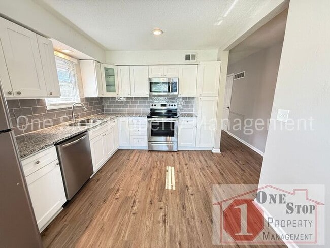 Building Photo - 2 Bedroom and 2 Bathroom duplex in Blue Sp...