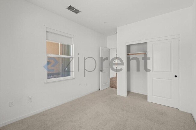 Building Photo - 136 Willowrun Wy