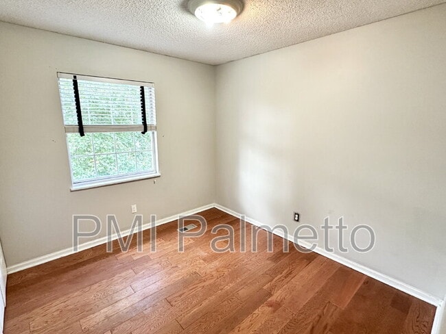 Building Photo - 844 Bentley Dr