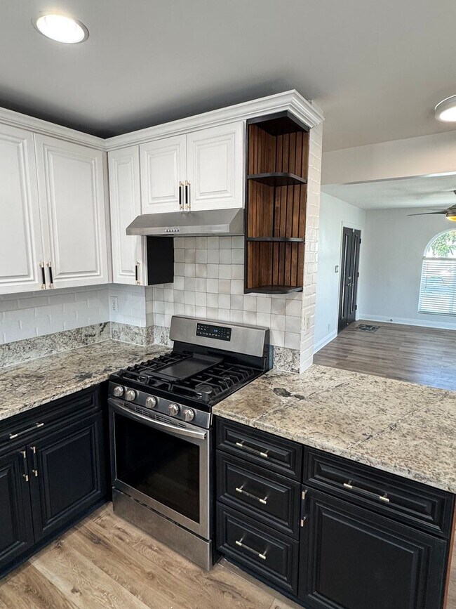 Building Photo - !! MOVE-IN SPECIAL !!  Bright Carson Front House Duplex with Modern Finishes