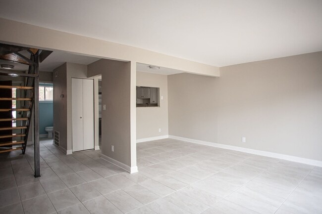 Building Photo - A Beautifully Renovated Modern Townhome!