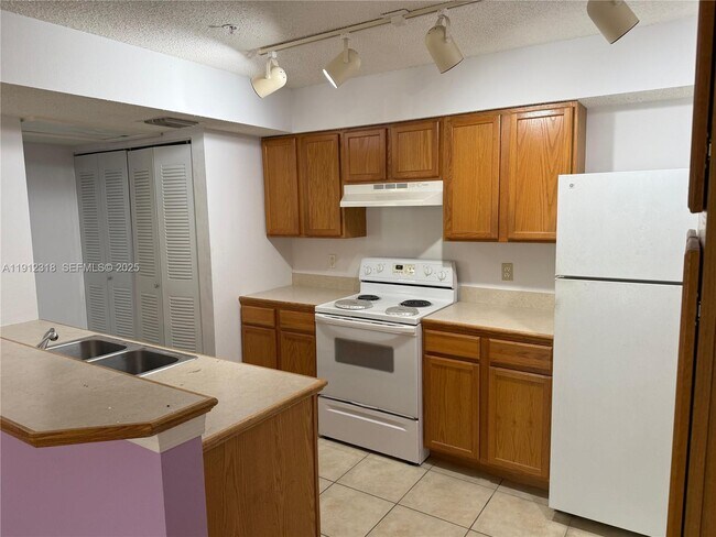 Building Photo - 9907 Westwood Dr