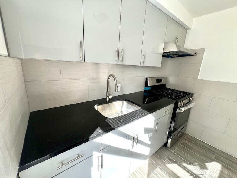 Building Photo - 9924 Ascan Ave