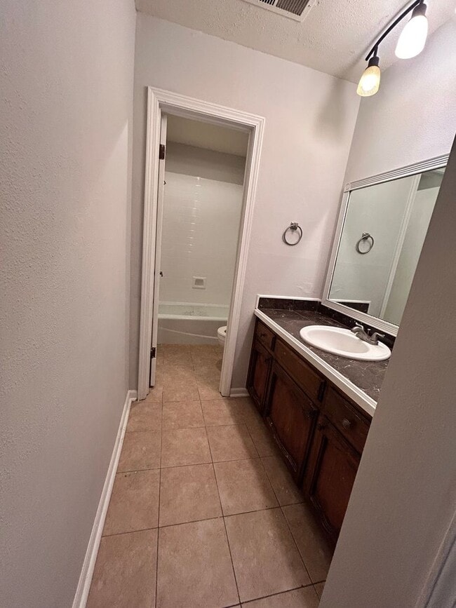 Building Photo - Great location near Perkins/Pecue!!