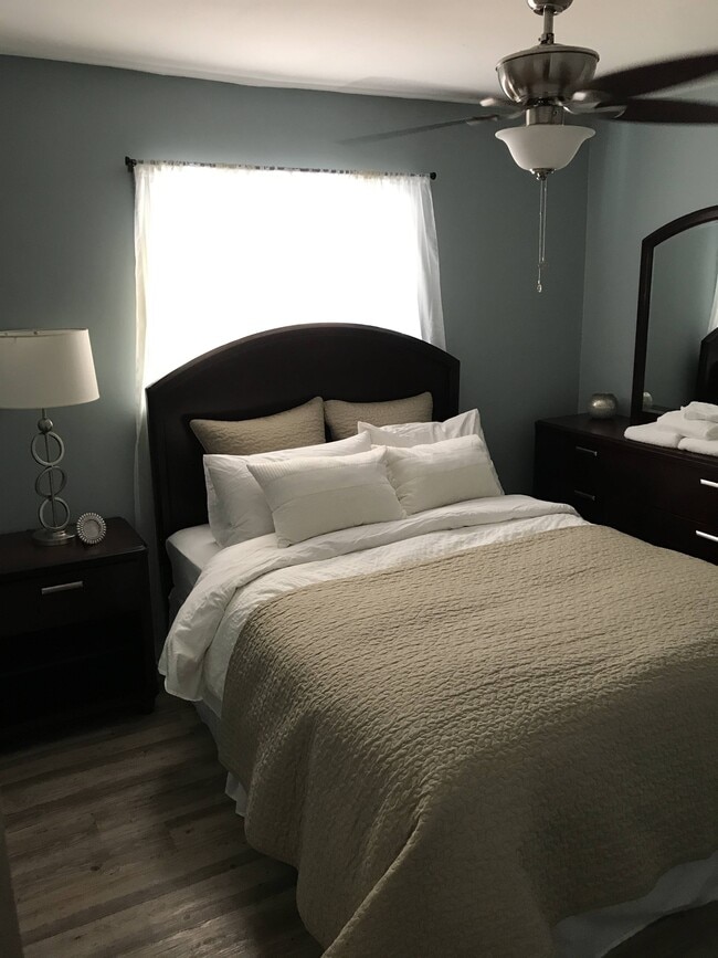 Building Photo - 848 Myrtle St NE