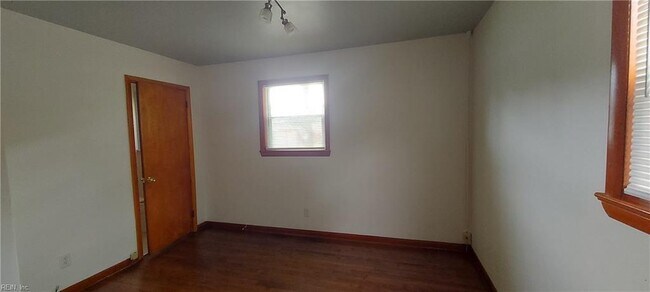 Building Photo - 216 Lindsey Ave