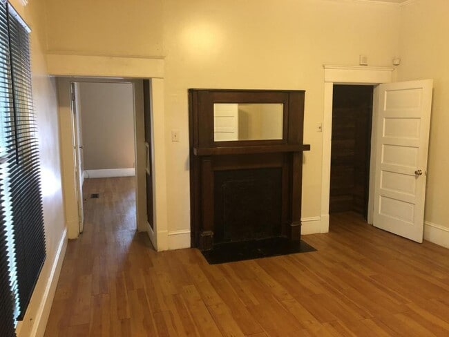 Building Photo - 1109-B Alma St