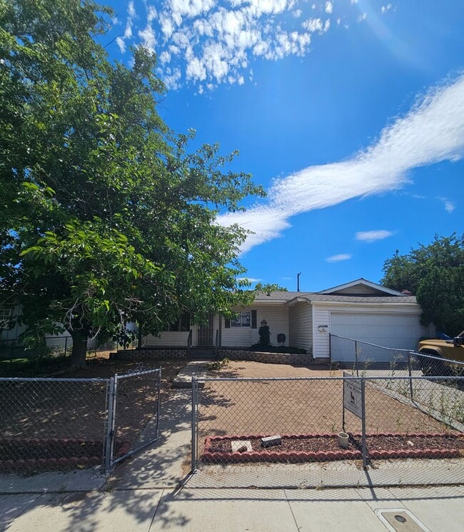 Building Photo - Large 3 bedroom in great location