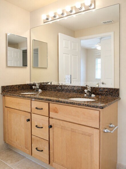 Building Photo - 13100 Bella Casa Cir