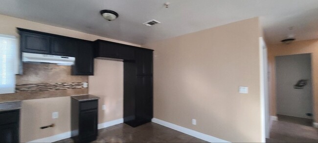 Building Photo - 109(209,211)