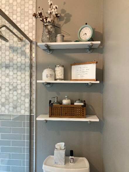 Building Photo - 593 Laurel Ave