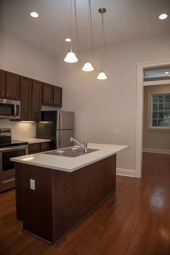 Building Photo - 3200 Banks St