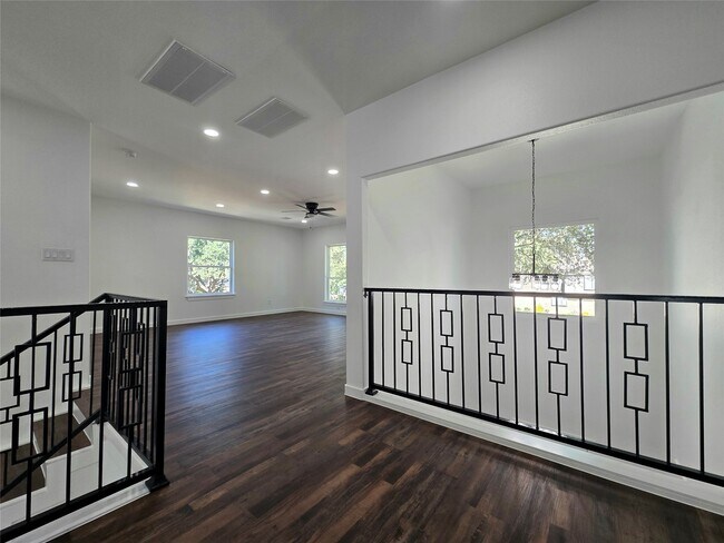 Building Photo - 14811 Wallach Dr