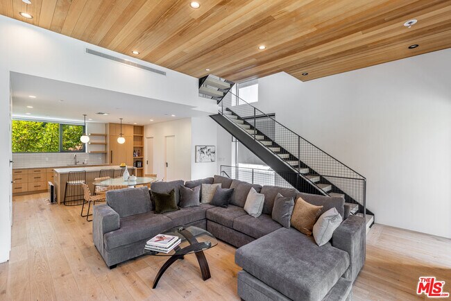 Building Photo - 610 S Van Ness Ave