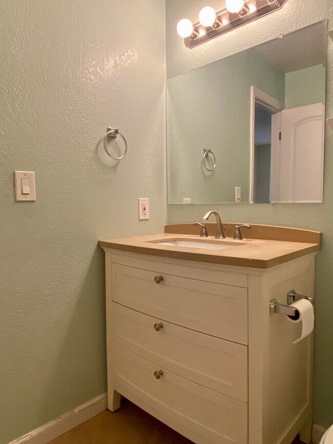 Building Photo - AVAILABLE NOW!!