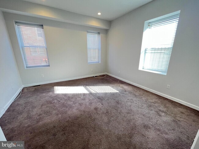 Building Photo - 933-35-935 Belmont Ave