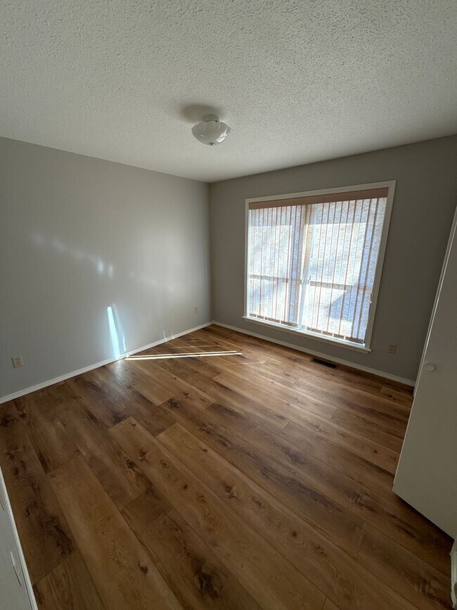 Building Photo - 185 Ridgeview Ln